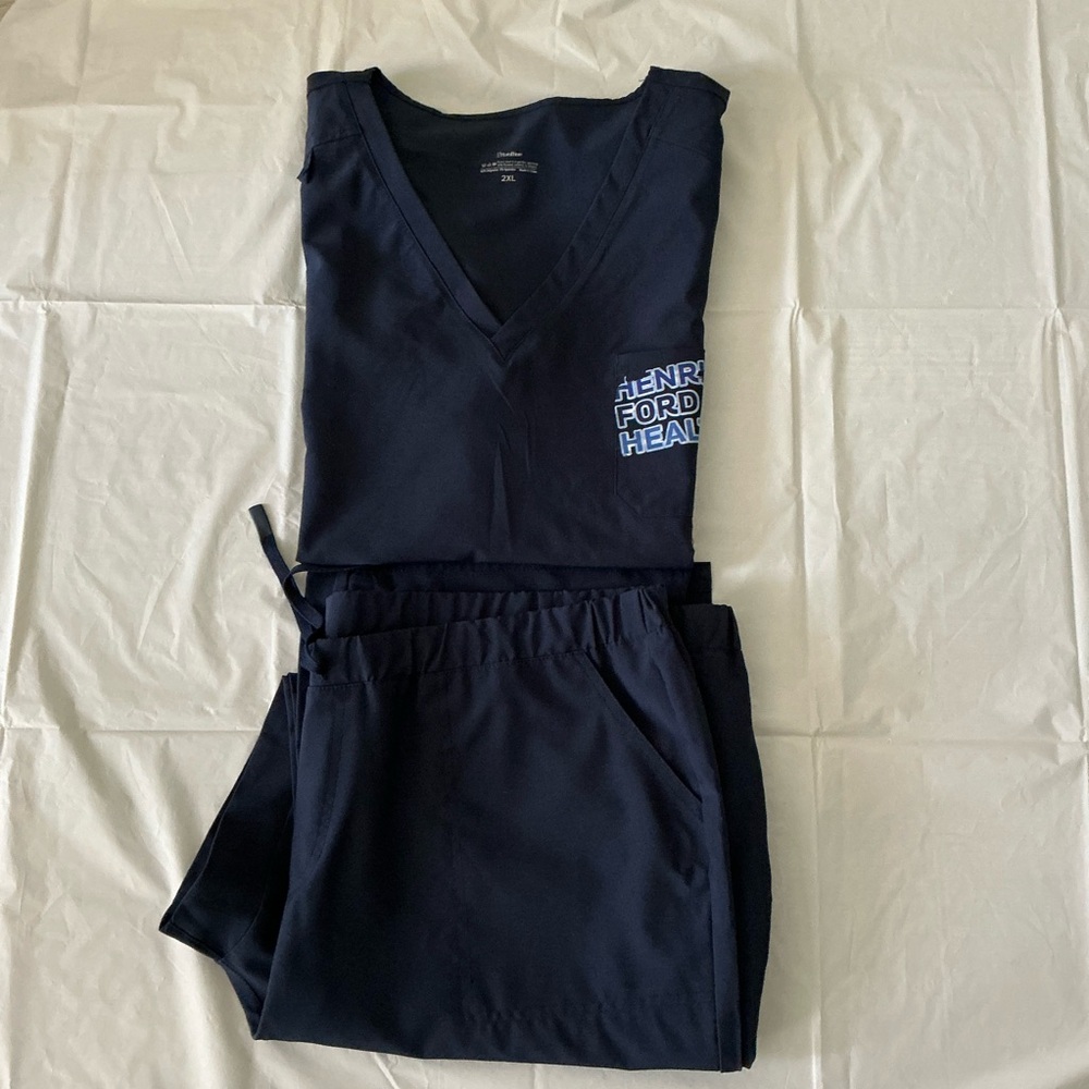 Floral Hue Men’s Navy Blue Scrub Set 2XL New Without Tags